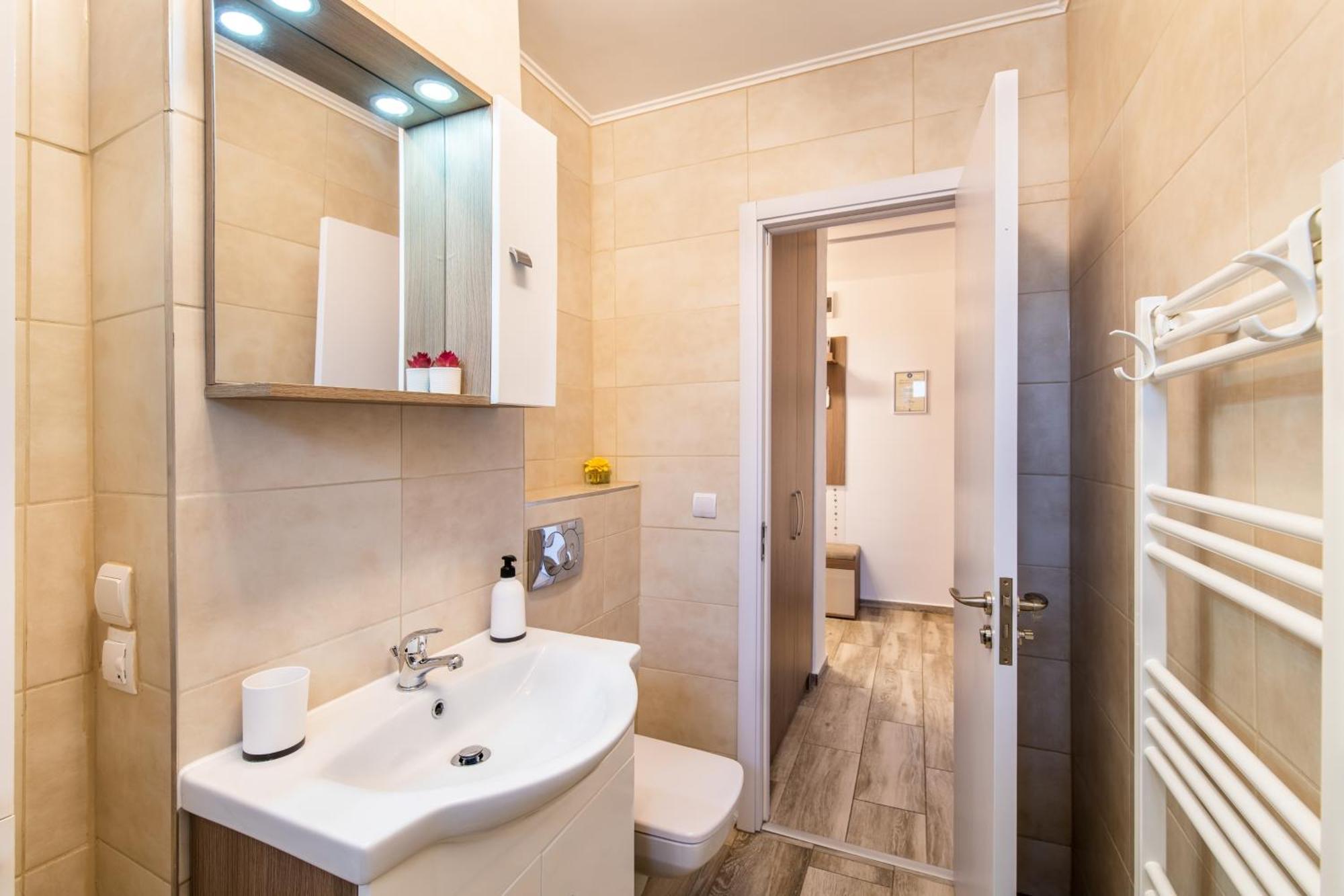 Springhome - Cozy Apartment With Balcony & Parking Braşov Exteriör bild