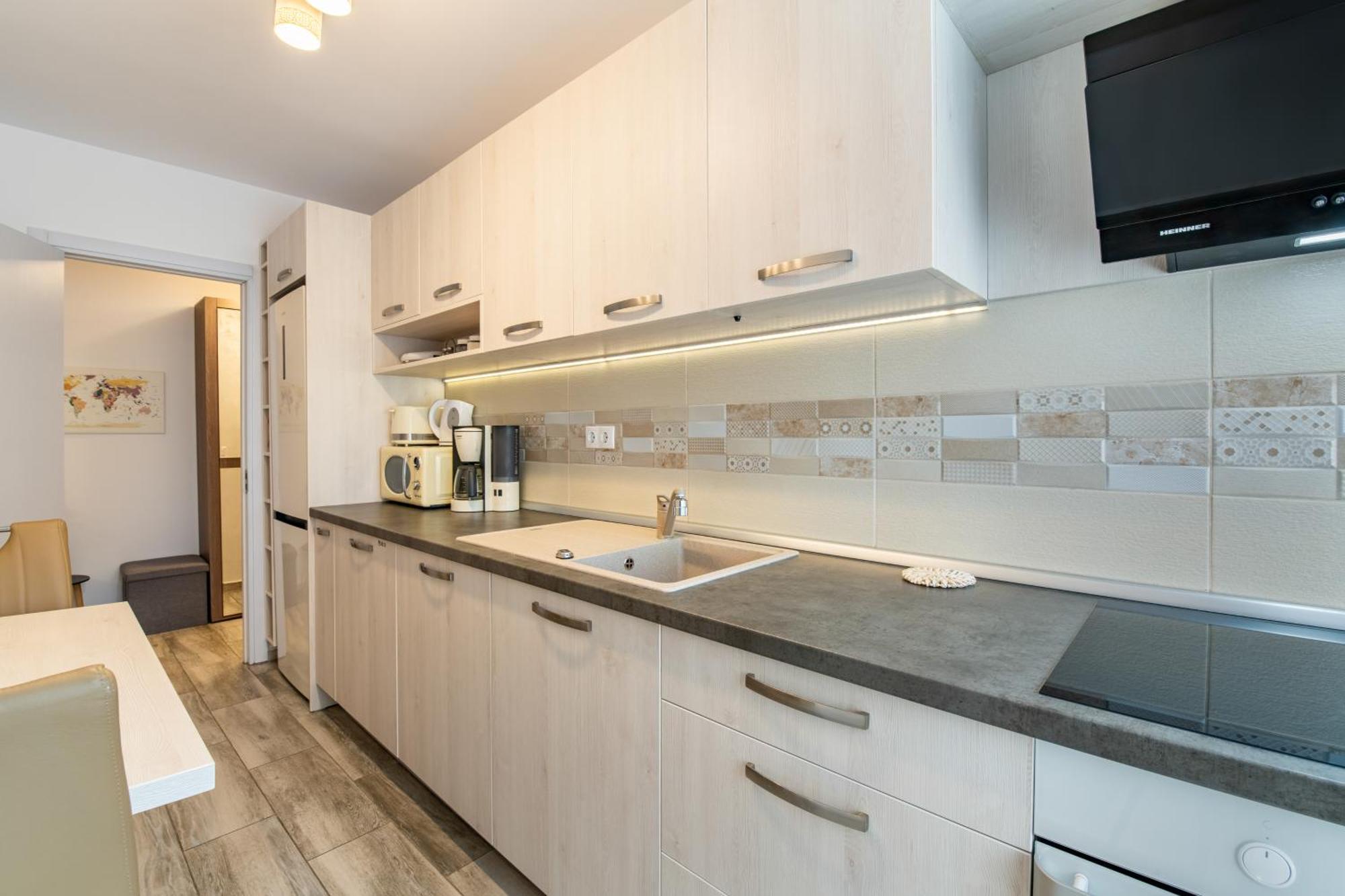 Springhome - Cozy Apartment With Balcony & Parking Braşov Exteriör bild